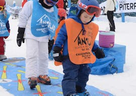 Kleine Skifahrer im Kinderbereich während des Kinderskikurses (4-6 J.) für Anfänger mit der Scuola Sci Antelao San Vito di Cadore.