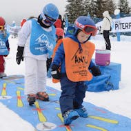 Kinderen in het kinderland tijdens de privé-skilessen voor kinderen (vanaf 3 jaar) van alle niveaus bij Scuola Sci Antelao San Vito di Cadore.