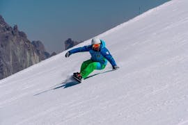 Snowboarder going down a slope during the Private Snowboarding Lessons for All Levels with Scuola Sci Antelao San Vito di Cadore.