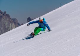Ein Snowboarder fährt während des Snowboard-Privatkurses für alle Levels in der Scuola Sci Antelao San Vito di Cadore einen Hang hinunter.