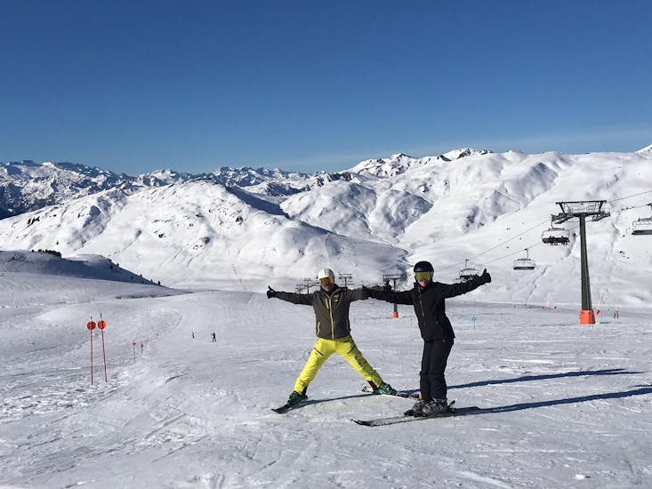A kid's group ski lesson takes place in the slopes Baqueira-Beret with Isards Ski School.