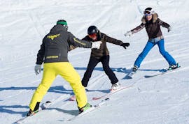 Un groupe d'Adultes apprend à skier à Baqueira lors d'un cours avec l'école de ski Isards.