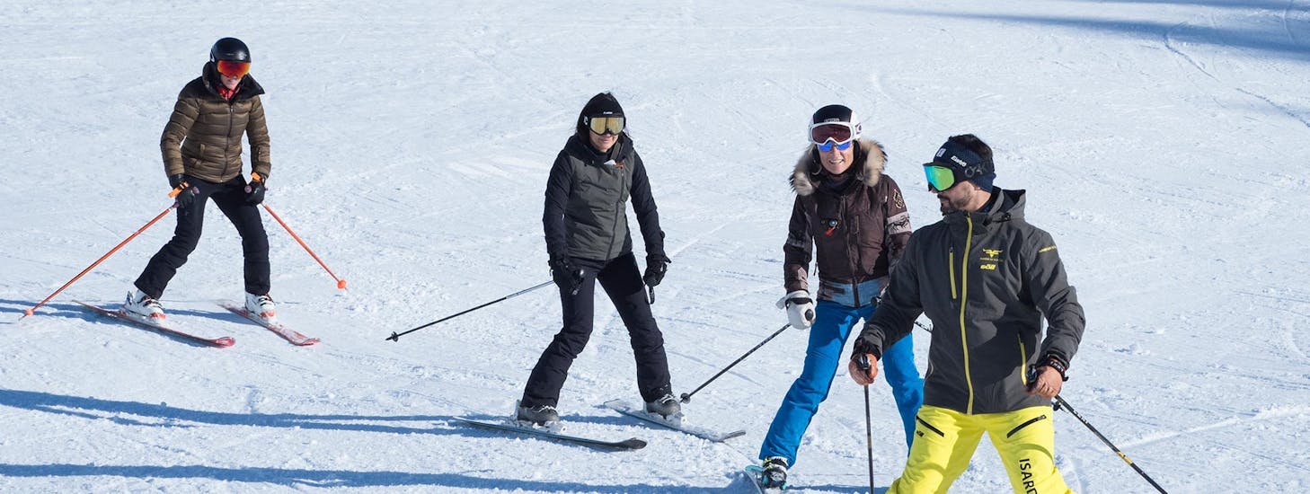 Plusieurs adultes skiant pendant leurs leçons de ski pour Adultes à Baqueira-Beret pour Tous Niveaux de l'école de ski Isards.