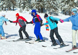 Volwassenen in een rij op de piste tijdens de volwassen skilessen (vanaf 15 jaar) voor alle niveaus bij G&S sneeuwsportschool Mitterdorf.
