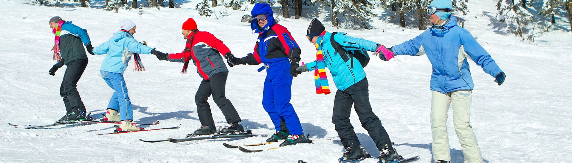 Des adultes alignés sur les pistes pendant les Cours de ski pour Adultes (dès 15 ans) pour Tous Niveaux avec G&S Snowsportschool Mitterdorf.