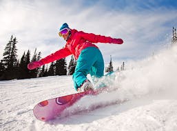 Snowboarder macht eine Kurve während Snowboardkurs für Kinder & Erwachsene (ab 6 J.) aller Levels mit Schneesportschule Mitterdorf.
