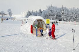 Kinderen op het tovertapijt tijdens de privé-skilessen voor kinderen van alle niveaus bij G&S sneeuwsportschool Mitterdorf.