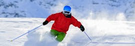 Skieur dévalant la pente pendant les cours particuliers de ski pour adultes de tous niveaux de l'école de sports de neige G&S de Mitterdorf.
