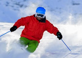 Skieur dévalant la pente pendant les cours particuliers de ski pour adultes de tous niveaux de l'école de sports de neige G&S de Mitterdorf.