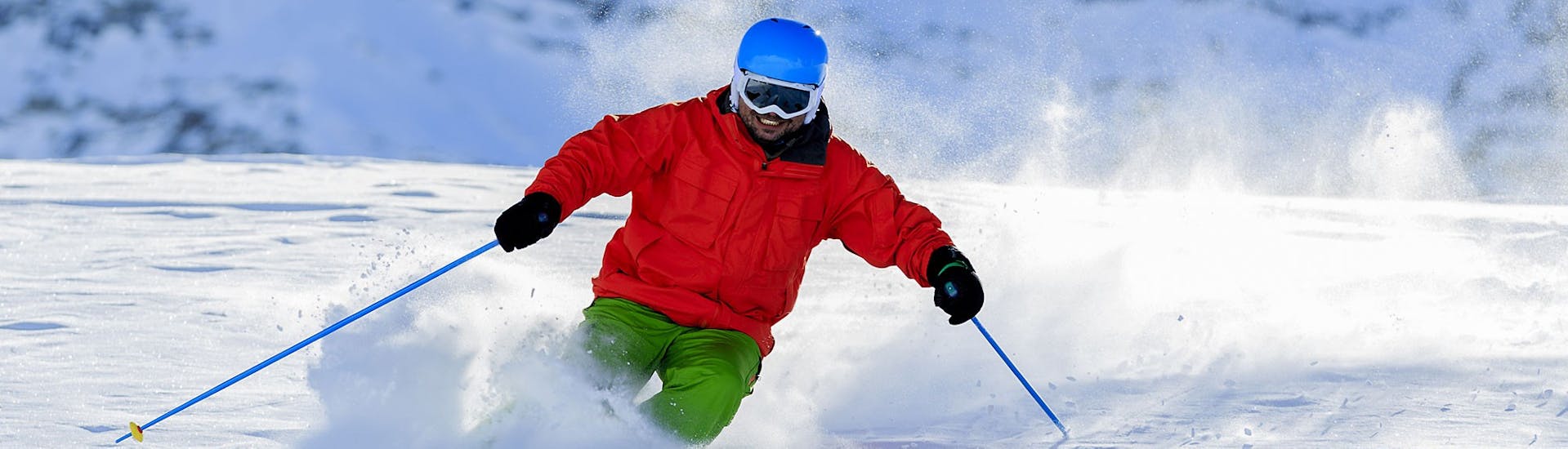 Skiër carvt naar beneden tijdens de privé-skilessen voor volwassenen op alle niveaus bij G&S sneeuwsportschool Mitterdorf.