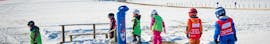 Kinderen op het tovertapijt tijdens de Kids Skilessen (4-10 j.) voor ervaren skiërs met Skischool Snow & Bike Factory Willingen.