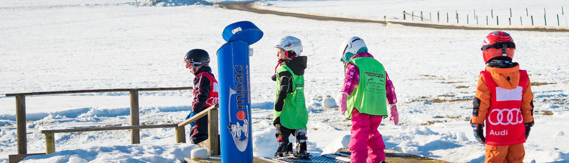 Kids on magic carpet during the Kids Ski Lessons (4-10 y.) for experienced skiers with Ski School Snow & Bike Factory Willingen.