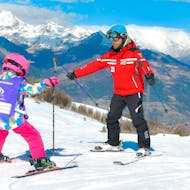 Una bambina segue il suo maestro durante le Lezioni private di sci per bambini (dai 3 anni) per tutti i livelli con Scuola di Sci Pila.