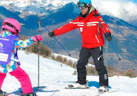 Ein Kind folgt seinem Skilehrer während des Privatskikurses für Kinder (ab 3 Jahren) für alle Levels mit der Scuola di Sci Pila.