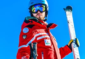 Een instructeur van Scuola di Sci Pila poseert voor de camera tijdens de privé skilessen voor volwassenen van alle niveaus.