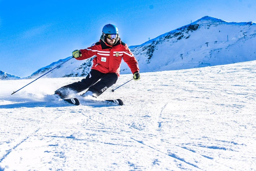 Ein Skilehrer der Scuola di Sci Pila fährt während des Privatskikurses für Erwachsene für alle Levels.