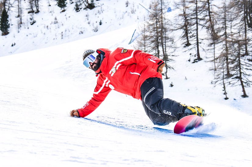 An instructor from Scuola di Sci Pila is snowboarding during the Private Snowboarding Lessons for Kids & Adults of All Levels.