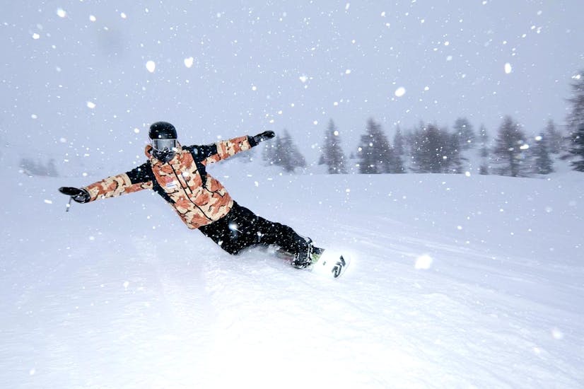 Uno snowboarder in pista durante le Lezioni private di snowboard per tutte le età e i livelli con Scuola di Snowboard Zebra Madonna di Campiglio.