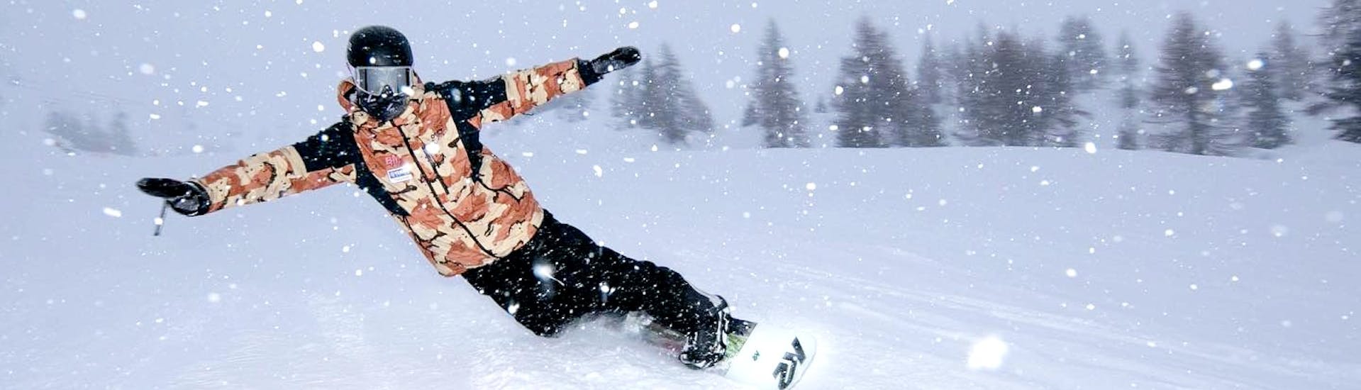 Uno snowboarder in pista durante le Lezioni private di snowboard per tutte le età e i livelli con Scuola di Snowboard Zebra Madonna di Campiglio.