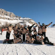 Un gruppo di istruttori di snowboard durante le Lezioni di snowboard per bambini e adulti di tutti i livelli con Scuola di Snowboard Zebra Madonna di Campiglio.