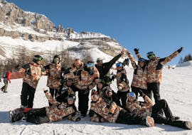 Un gruppo di istruttori di snowboard durante le Lezioni di snowboard per bambini e adulti di tutti i livelli con Scuola di Snowboard Zebra Madonna di Campiglio.