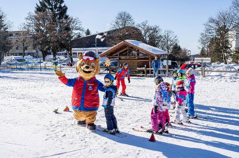 Bruno das Maskottchen besucht die Kinder im Kinderland beim Kinder-Skikurs (5-13 J.) für alle Levels mit der Skischule Sankt Englmar.