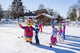 Bruno de mascotte bezoekt de kinderen in het Kinderland bij de kinderskilessen (5-13 j.) voor alle niveaus bij Skischool Sankt Englmar.