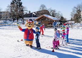 Bruno de mascotte bezoekt de kinderen in het Kinderland bij de kinderskilessen (5-13 j.) voor alle niveaus bij Skischool Sankt Englmar.