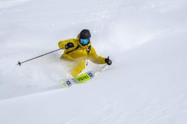 Ein Skifahrer fährt im Neuschnee beim Skikurs für Erwachsene (ab 14 J.) aller Levels mit Skischule Sankt Englmar.