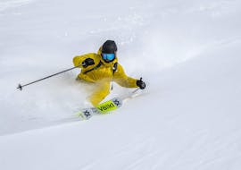 A skier rides in the fresh snow at the ski course for adults (from 14 yrs) of all levels with Sankt Englmar Ski School.