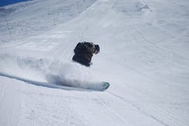 Ein Snowboarder lernt die richtige Position auf dem Snowboard beim Snowboardkurs für Kinder (ab 9 J.) & Erwachsene aller Levels mit der Skischule Sankt Englmar.