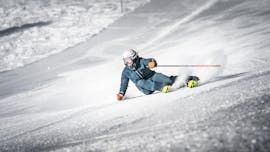 Een skiër oefent de parallelle bocht tijdens de privélessen voor volwassenen (vanaf 14 jaar) van alle niveaus bij Skischool Sankt Englmar.