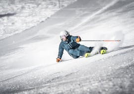 Eine Skifahrerin übt den Parallelschwung beim Privatem Skikurs für Erwachsene (ab 14 J.) aller Levels mit der Skischule Sankt Englmar.