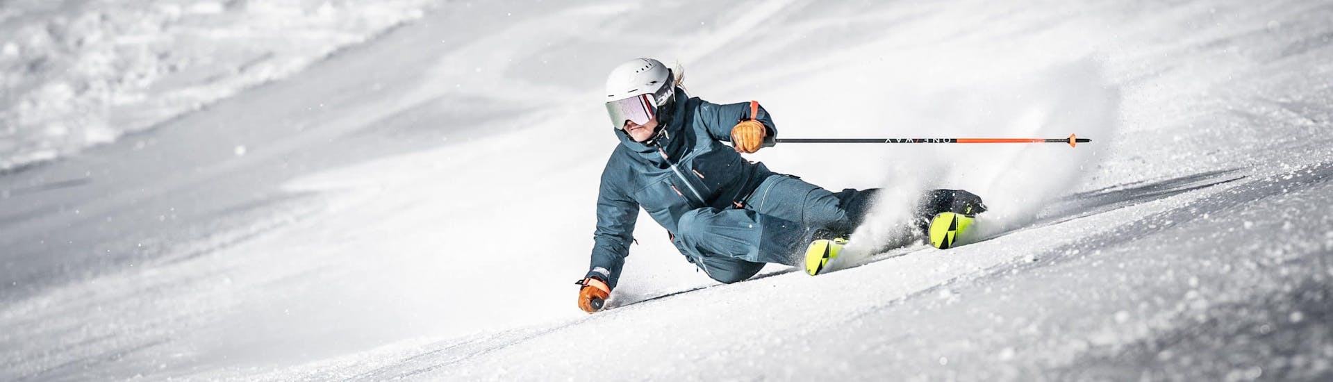 A skier practises the parallel turn at the private ski lessons for adults (from 14 yrs.) of all levels with the Sankt Englmar Ski School.