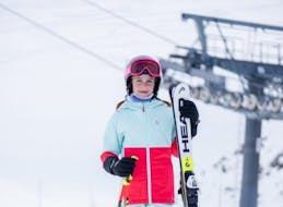 Een deelnemer aan de privé skilessen voor kinderen (5-13 j.) voor alle niveaus bij de Skischool Sankt Englmar is klaar om te skiën.