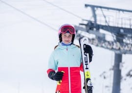 A participant in the private kids ski lessons (5-13 y.) for all levels with the Ski School Sankt Englmar is ready to ski.