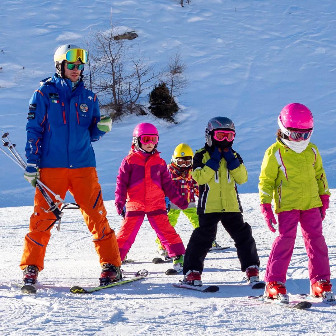 Les enfants skient pendant les Cours de ski pour Enfants (3-4 ans) Débutants avec Scuola Sci e Snowboard Val di Pejo.