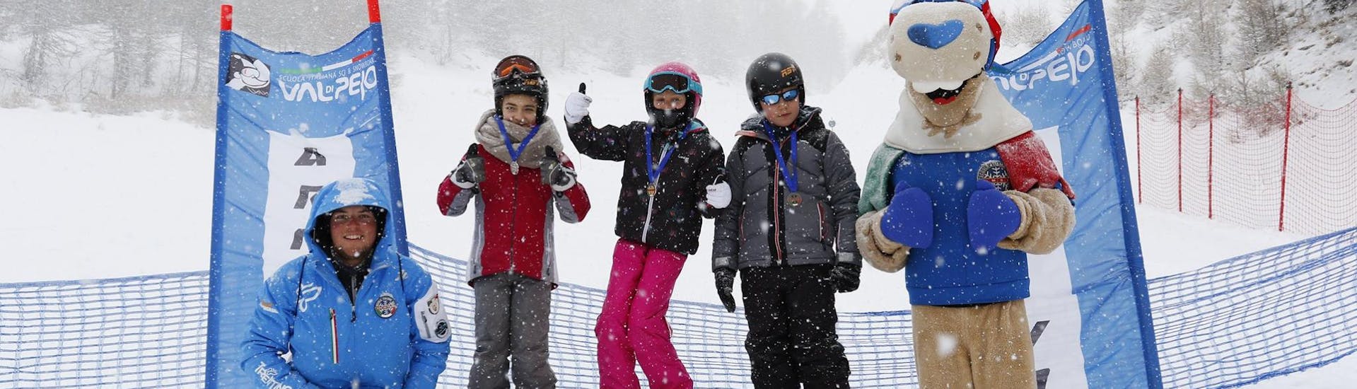 Les enfants sont récompensés après les Cours de ski pour Enfants (7-17 ans) pour Skieurs Expérimentés - Journée complète avec Scuola Sci e Snowboard Val di Pejo.