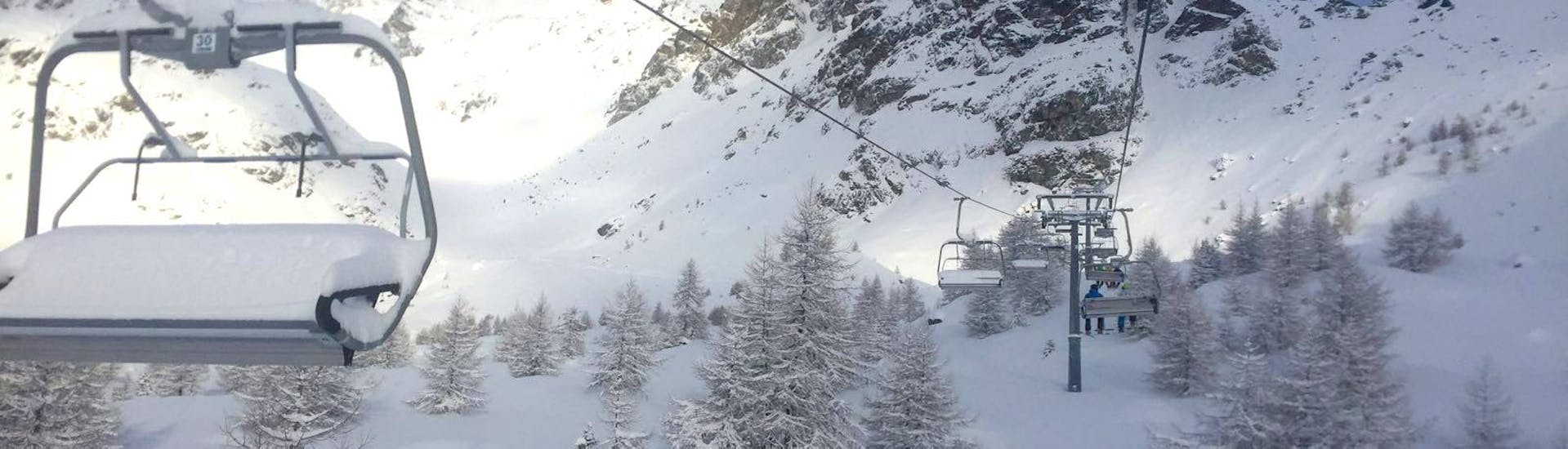 Une vue du téléski Pejo 3000 pendant les cours particuliers de ski pour adultes de tous niveaux de la Scuola Sci e Snowboard Val di Pejo.