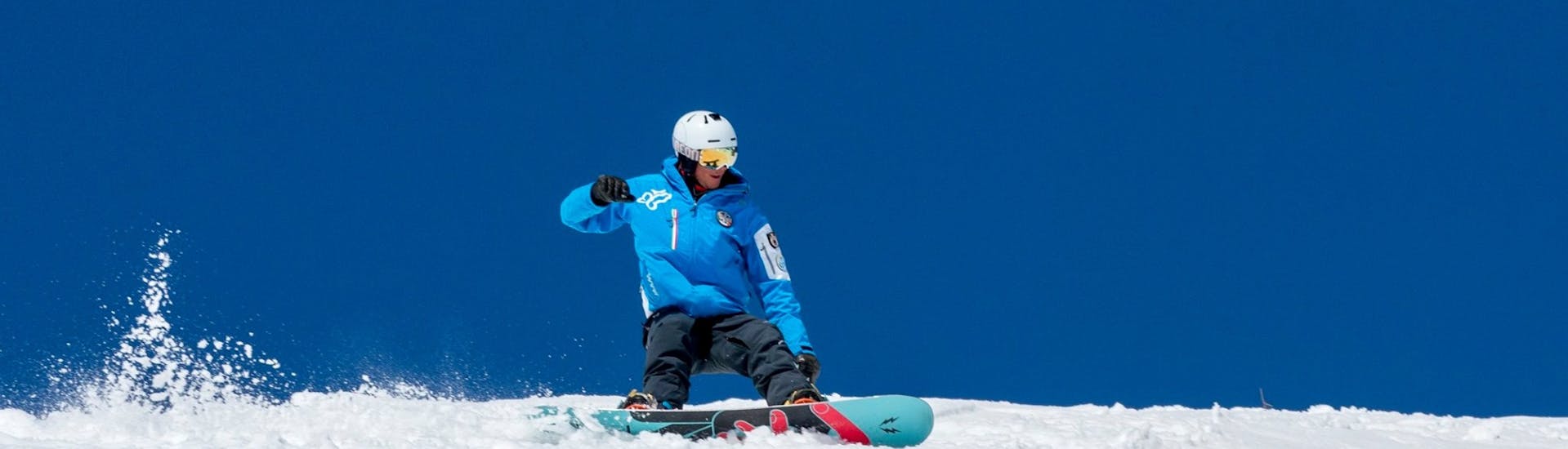 Un snowboarder sur les pistes de Val di Pejo pendant les cours particuliers de snowboard pour tous les niveaux de la Scuola Sci e Snowboard Val di Pejo.