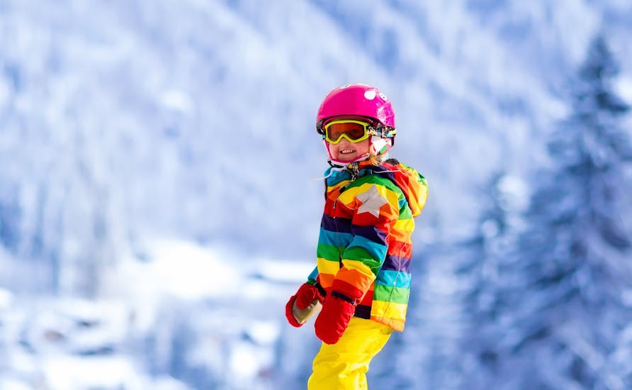 Una bambina si diverte durante le Lezioni private di sci per bambini (dai 3 anni) per tutti i livelli con Promescaiol Ski & Snow Academy Daolasa.