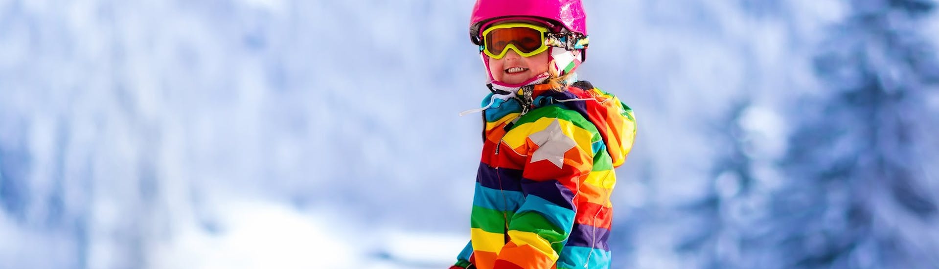 Una bambina si diverte durante le Lezioni private di sci per bambini (dai 3 anni) per tutti i livelli con Promescaiol Ski & Snow Academy Daolasa.