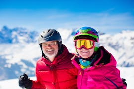 Una coppia posa di fronte alla fotocamera durante le Lezioni private di sci per adulti per tutti i livelli con Promescaiol Ski & Snow Academy Daolasa.