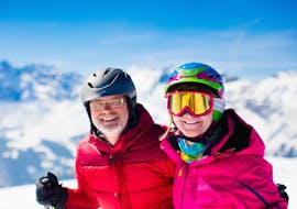 Una coppia posa di fronte alla fotocamera durante le Lezioni private di sci per adulti per tutti i livelli con Promescaiol Ski & Snow Academy Daolasa.