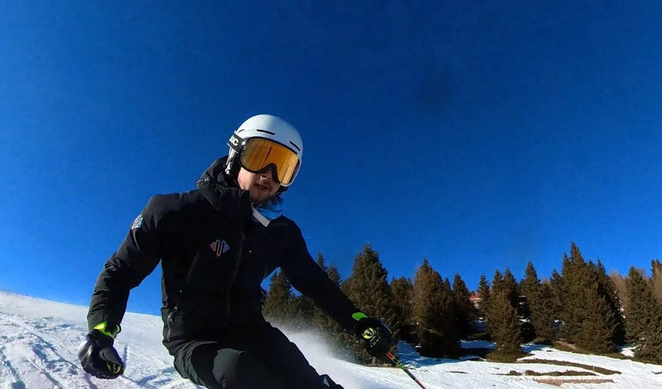Un istruttore della Promescaiol Ski & Snow Academy Daolasa fa una discesa durante le Lezioni private di sci per adulti per tutti i livelli.