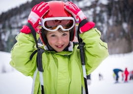 Un bambino posa di fronte alla fotocamera durante le Lezioni di sci per bambini (6-15 anni) per intermedi - Full Day con Promescaiol Ski & Snow Academy Daolasa.