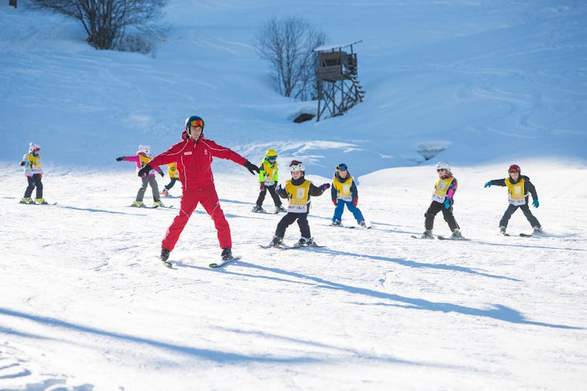 Kids are skiing behind their ski instructor during their Kids Ski Lessons (3-12 y.) for Beginners - Half Day with Skischule Jochberg.