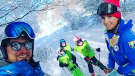 Un gruppo di bambini scia durante la Lezioni di sci per bambini (6-12 anni) per principianti con Scuola Sci Freeski Roccaraso.