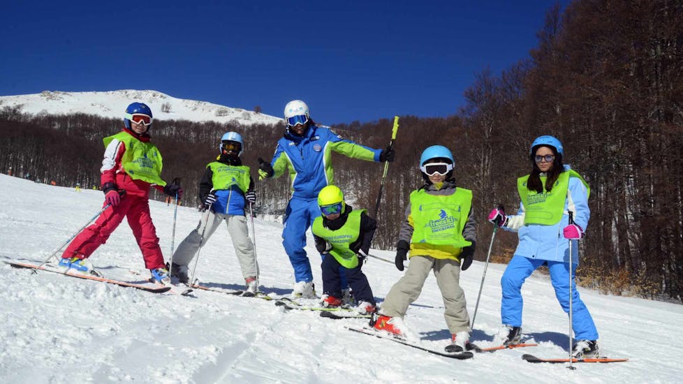 Un gruppo di bambini e ragazzi durante le Lezioni intensive di sci per bambini con esperienza (dai 6 ai 12 anni) con Scuola Sci Freeski Roccaraso.