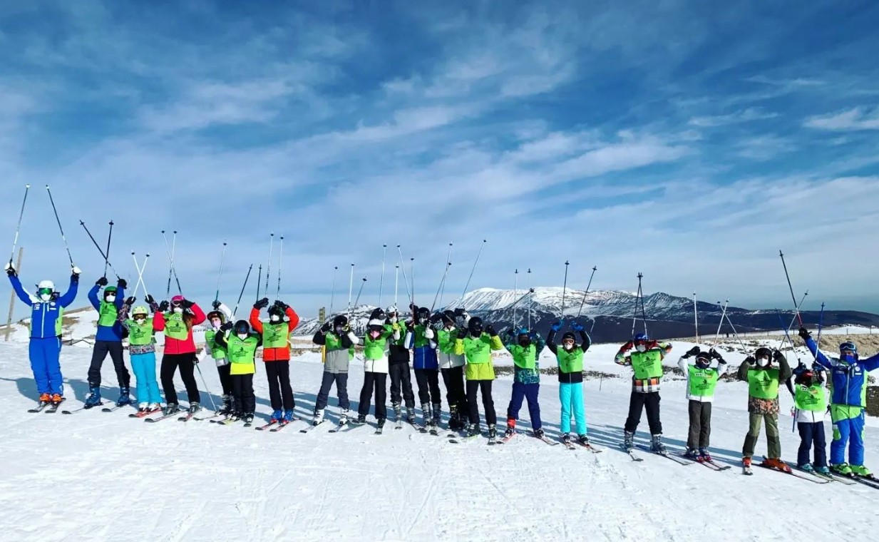 A group of skiers during the Adult Ski Lessons (from 12 y.) for Beginners with Scuola Sci Freeski Roccaraso.